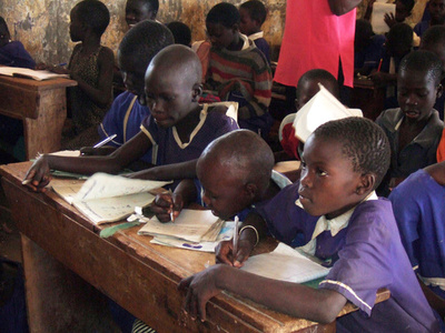 ウガンダ高裁、ゲイツ氏ら支援の私立学校に閉鎖命じる