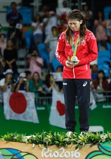 吉田沙保里、五輪4連覇ならず 女子53キロ級で銀メダル