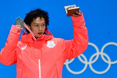 銀メダルを授与された平野歩夢、スノーボード男子HP