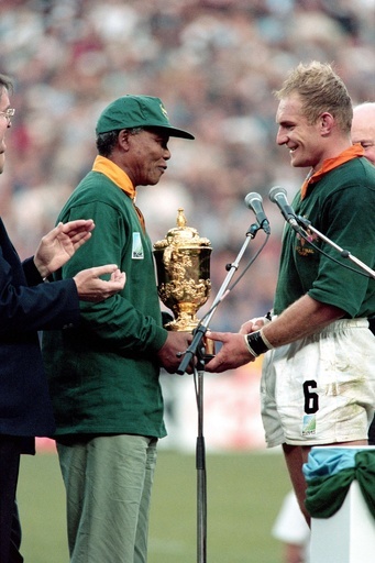 故マンデラ氏がラグビー殿堂入り、南アで95年大会を開催