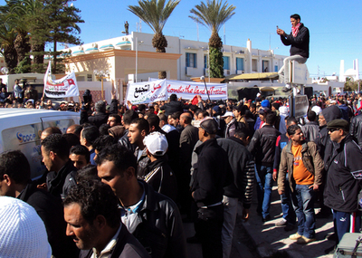 チュニジア旧与党が活動停止に、デモで1人死亡