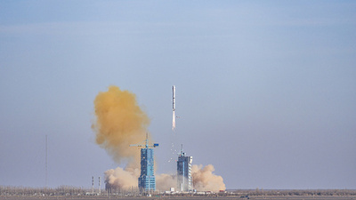 中国 エジプトと共同開発の衛星の打ち上げに成功