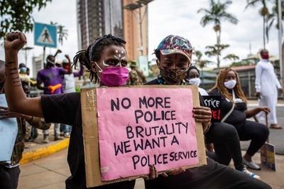 バイクで女性引きずり、むちで打つ ケニア警察官3人逮捕