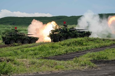 陸自、「富士総合火力演習」実施