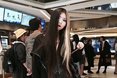 中国地下鉄、乗客にゴスメーク落とすよう要求 抗議受け謝罪