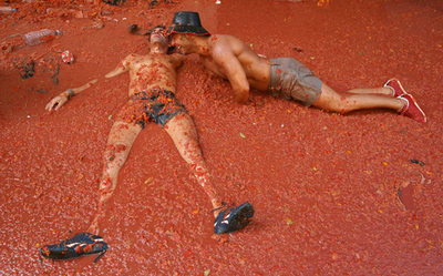 スペインで恒例のトマト祭り「トマティーナ」開催