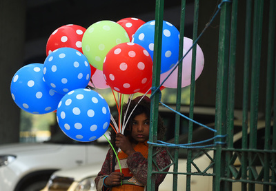 優秀賞・SDGsポイント研究所賞「少女が売る風船の行方」