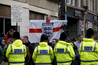 独反イスラム団体が英国で初のデモ、対抗デモが規模で圧倒