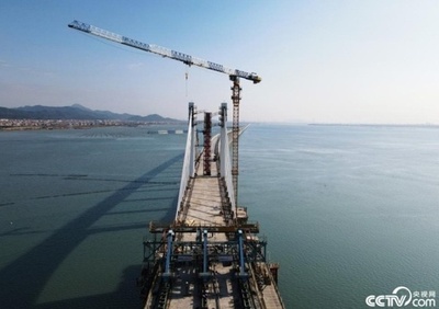 中国初の海をまたぐ高速鉄道が連結に成功