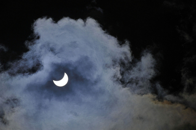 シベリアでも皆既日食、「日食おっかけ組」ら大移動