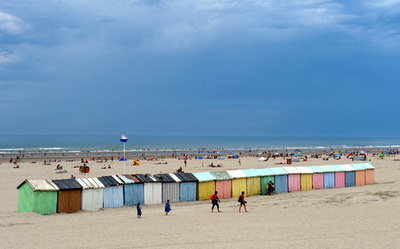 1歳余の娘を浜辺に置き去り死なす、仏で裁判 「魔術のせい」