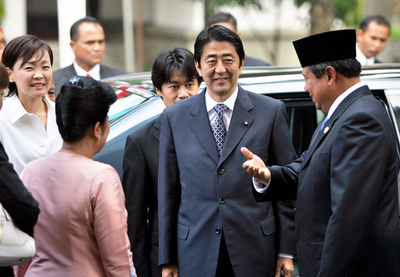 安倍首相、東南アジア歴訪の最初の訪問国インドネシア入り
