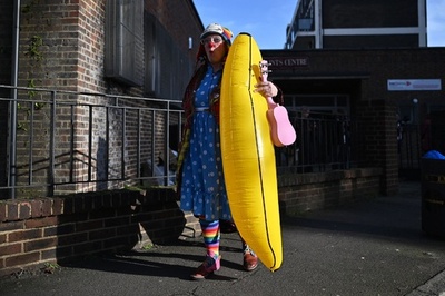 【今日の1枚】バナナをお供に礼拝へ、伝説のピエロをたたえ 英