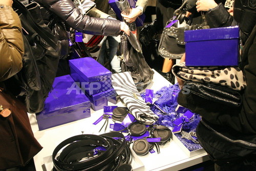Jimmy Choo for H&M発売開始、約3000人が行列 Jimmy Choo for H&M発売開始、約3000人が行列