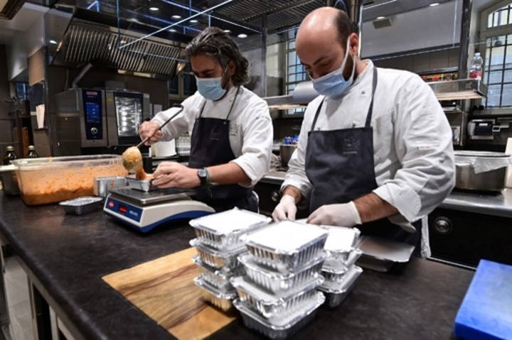 伊の「連帯キッチン」ネットワーク、困窮する人々に料理提供