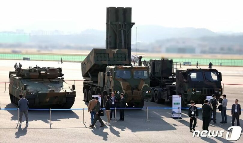 2023年ソウル国際航空宇宙・防衛産業展示会の屋外展示場に並ぶレッドバック装甲車（左から）、K239「天橆」多連装ロケット、長距離地対空ミサイル（L-SAM）(c)news1
