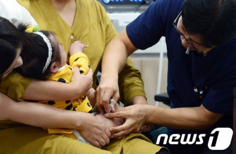 ある児童病院で予防接種を受ける乳児（写真は記事内容と関係ありません）(c)news1