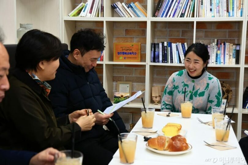 「米院山里パン工房」を訪問したソン・ミリョン（宋美玲）農林畜産食品相（左から2人目）＝農林畜産食品省提供(c)MONEYTODAY