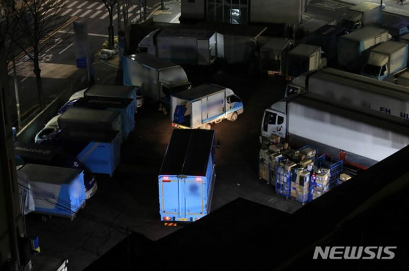 2021年1月25日、ソウル市内の宅配物流センターを出入りする宅配車両(c)NEWSIS