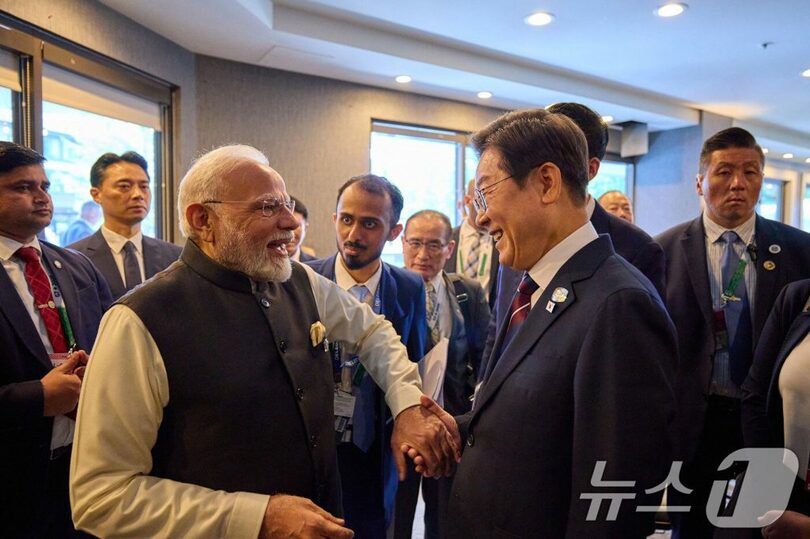 インドのモディ首相と言葉を交わすイ・ジェミョン(李在明)大統領=大統領SNS(c)news1