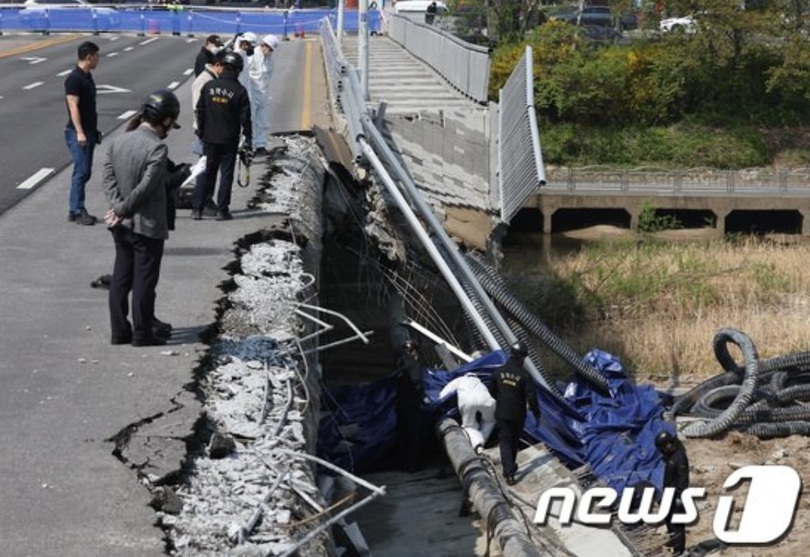 京畿道の亭子橋崩壊事故現場で合同で鑑識作業を進める警察科学捜査隊と国立科学捜査研究院の関係者ら(c)news1