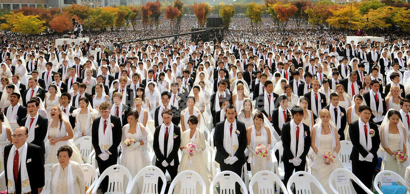国際ニュース：AFPBB News統一教会が合同結婚式、7500組参加 韓国