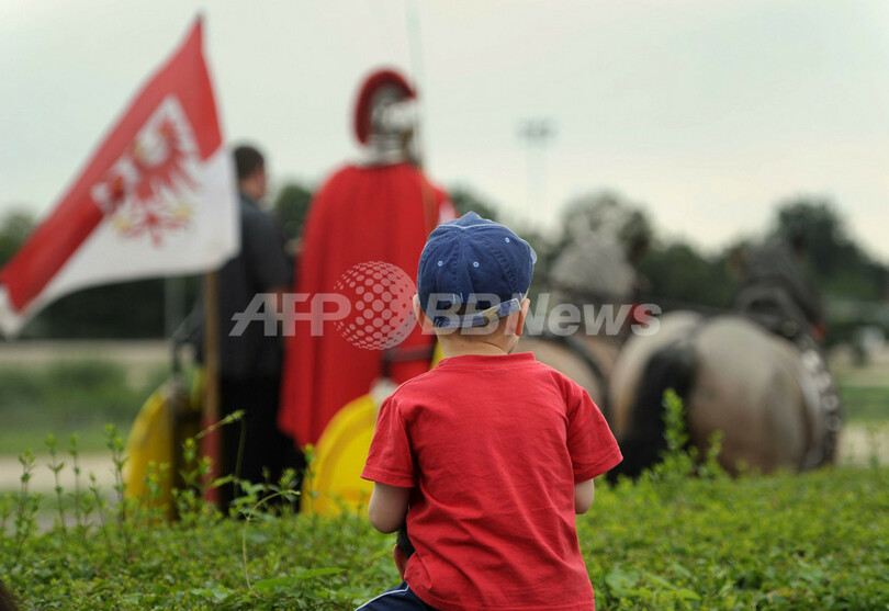 気分は古代ローマ、ベルリンで「剣闘士」の馬車レース