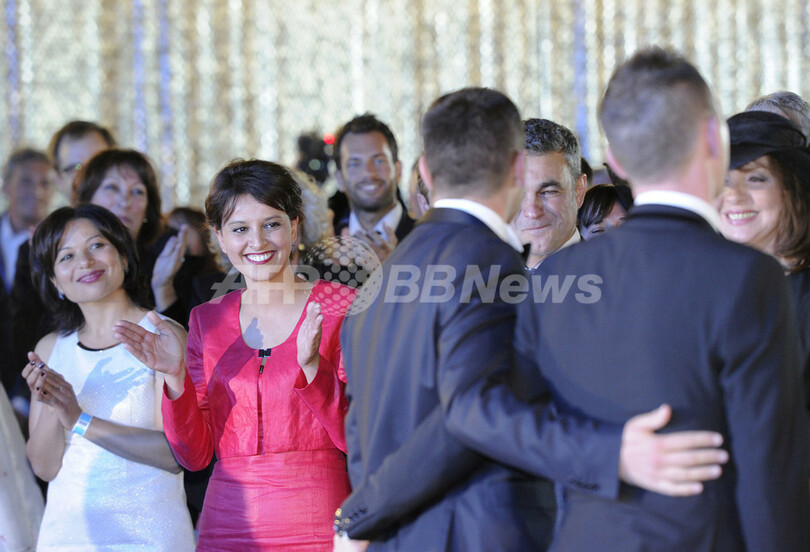 フランス初の同性婚カップル誕生、男性2人が愛誓う