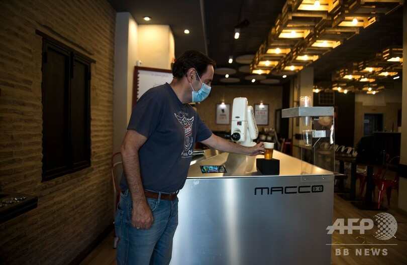 ロボット・バーテンダー、対人接触なしでビール提供 スペイン