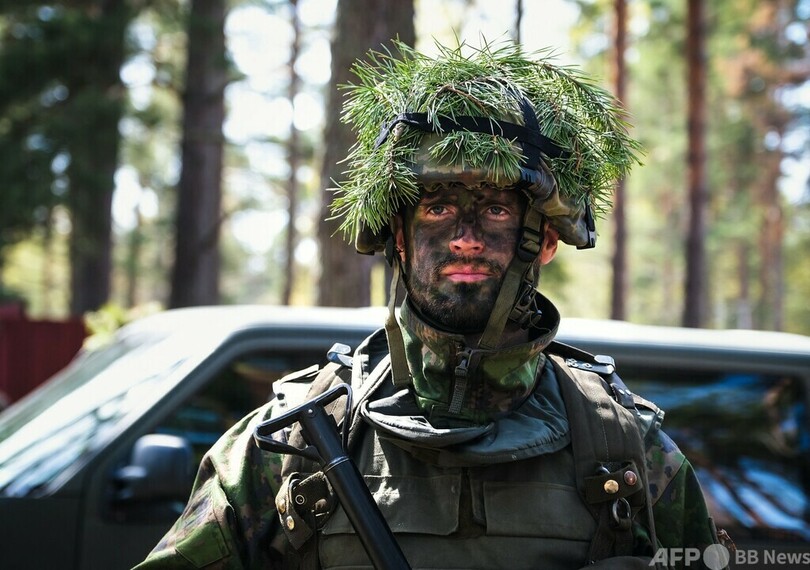 ロシアの脅威に直面するフィンランド、軍事訓練受ける市民急増