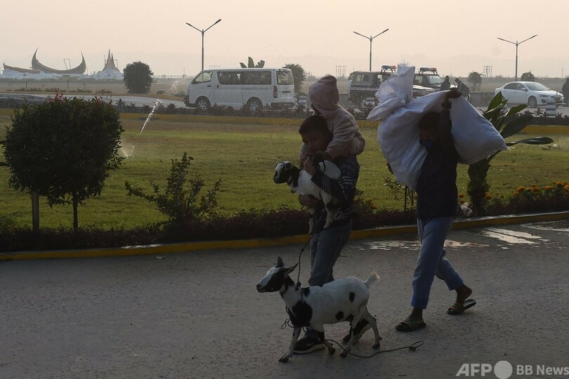 スー・チー氏拘束に歓喜、ロヒンギャ難民キャンプ