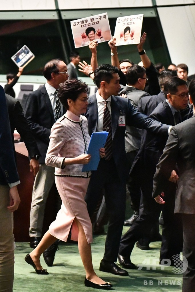 香港行政長官、施政方針演説を断念 民主派議員の妨害受け