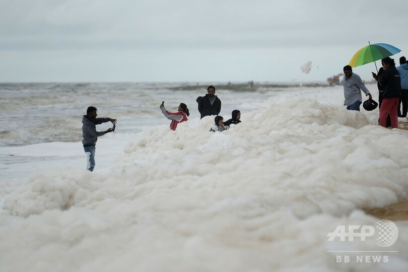 インド有数のビーチに大量の泡広がる、専門家らは汚染物質と指摘