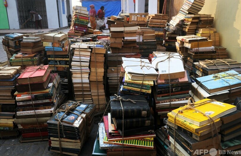 インドの92歳女性、初めて通学し読み書き習得