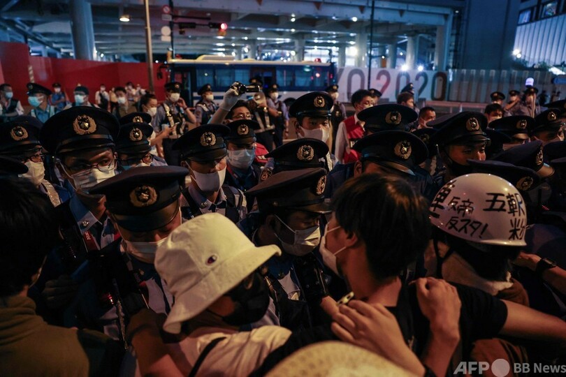 東京五輪反対、デモ隊の前に立ちはだかる警察