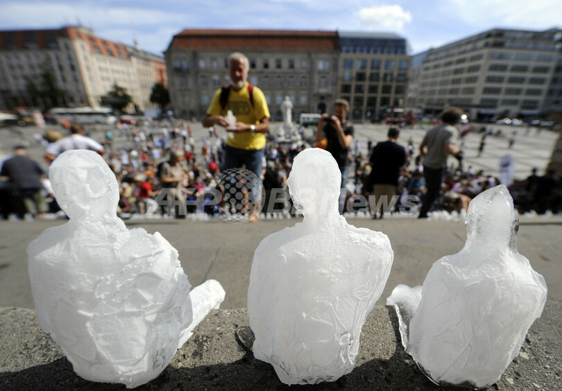 ベルリンの広場、階段に座ったまま解けてゆく1000体
