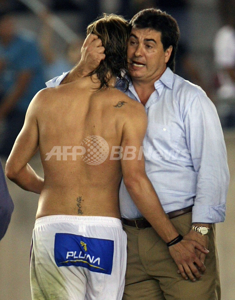 ＜サッカー 07リベルタドーレス杯南米選手権＞ヒムナシア・ラ・プラタ デフェンソール・スポルティングに快勝するも決勝トーナメント進出はならず - アルゼンチン