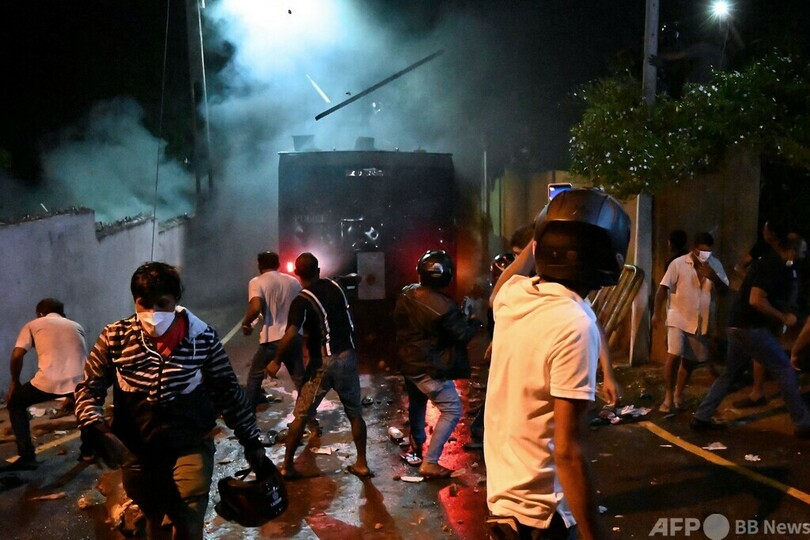 スリランカ、非常事態宣言 経済危機でデモ暴徒化