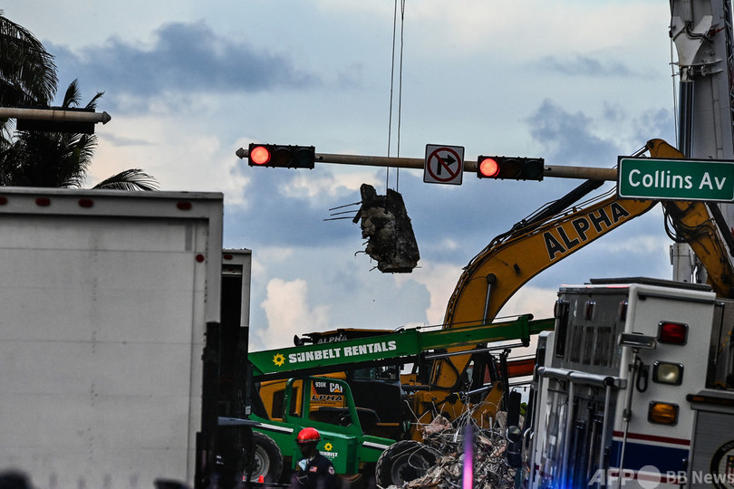 フロリダ集合住宅崩落、死者9人に 懸命の捜索続く