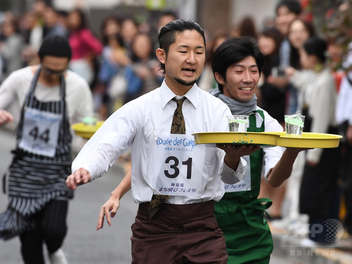 水をこぼさずゴールへまっしぐら ギャルソンレース開催 東京 写真16枚 国際ニュース Afpbb News