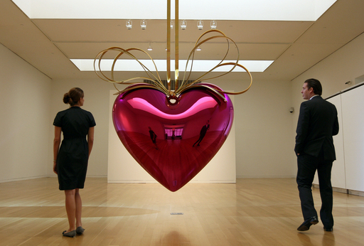 ジェフ・クーンズの巨大ハート、NYで初公開 写真15枚 国際ニュース