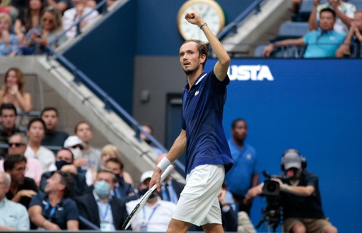 メドベージェフが全米OP優勝 ジョコビッチは年間GSならず涙 写真20枚