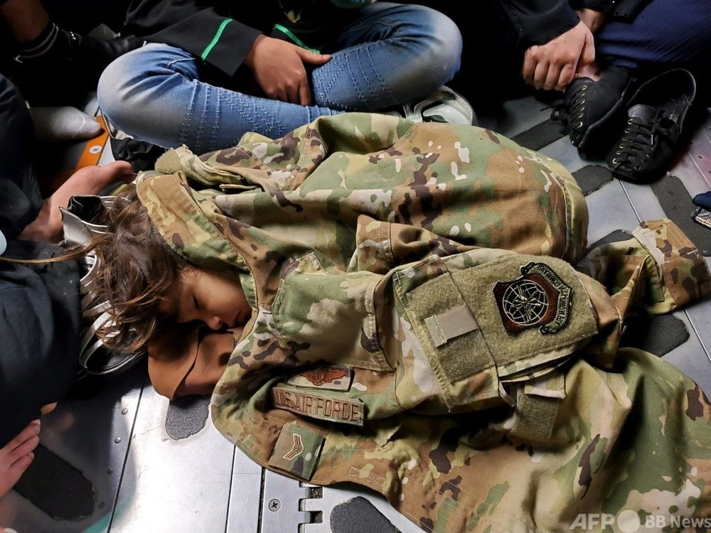 つかの間の安息…アフガンから飛行機で国外脱出 写真4枚 国際ニュース