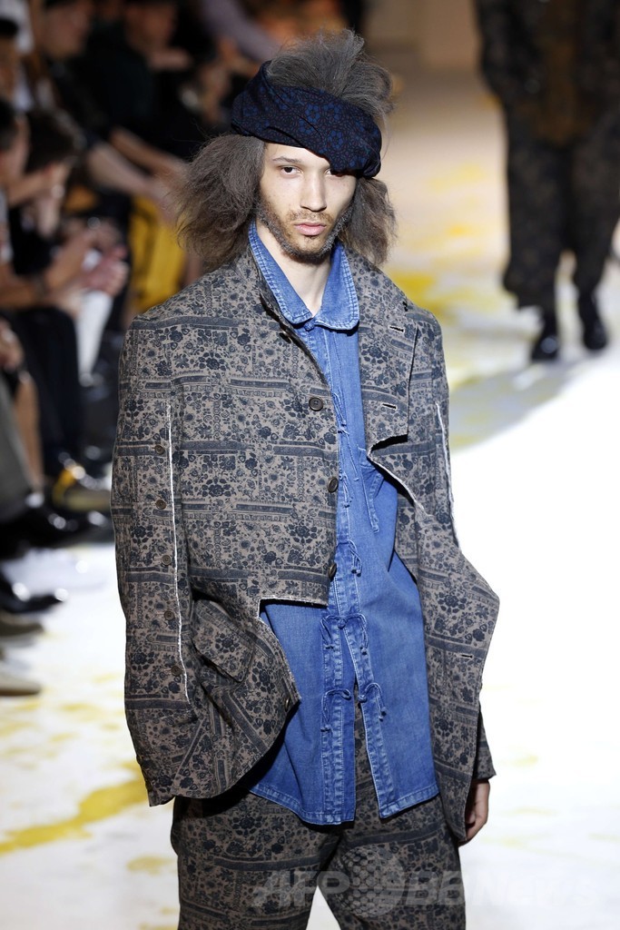 ストールやハットをアクセントに、「ヨウジヤマモト」15年春夏メンズ