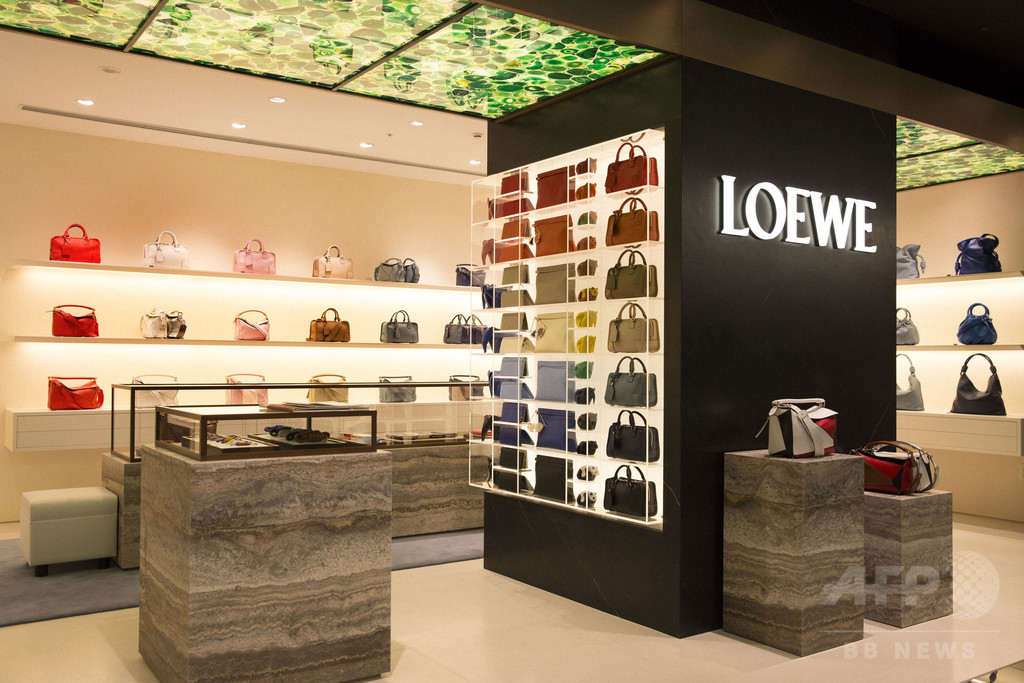 「ロエベ」西武池袋本店に新店舗オープン！限定カラーバッグも