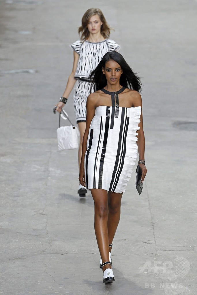 「戦争ではなくファッションを創ろう！」モデルらがデモ行進、「シャネル」15年春夏