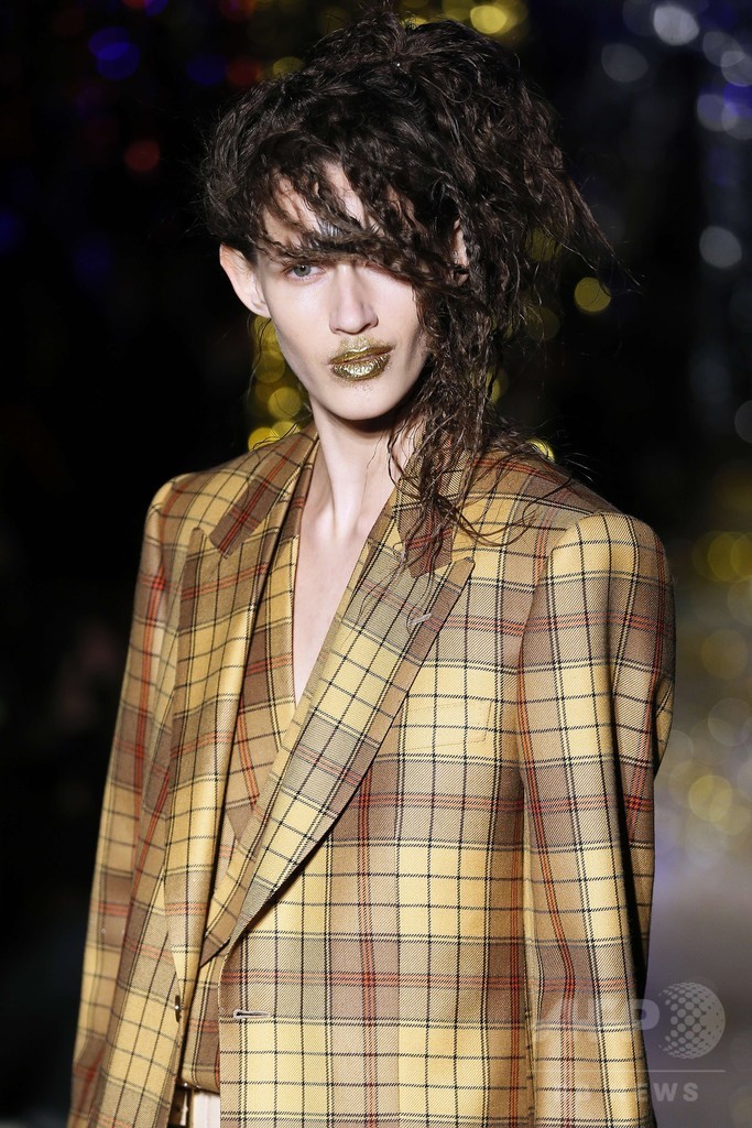 「ユニセックス」にまとう服、「ヴィヴィアン・ウエストウッド ゴールドレーベル」15/16秋冬