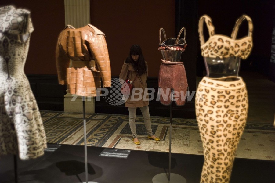 「アライア」展パリで開催、オープニングにユベール・ド・ジバンシィら豪華な顔ぶれ