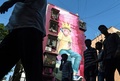 インド・ムンバイの集合住宅に描かれた壁画（2019年5月28日撮影）。(c)PUNIT PARANJPE / AFP
