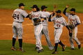 ニューヨーク・ヤンキースを下しミゲル・カブレラ（%%Miguel Cabrera%%、左）と喜びを分かち合うデトロイト・タイガースのマグリオ・オルドニエス（%%Magglio Ordonez%%、左2）。（2008年5月1日撮影）(c)AFP/Getty Images/Chris McGrath